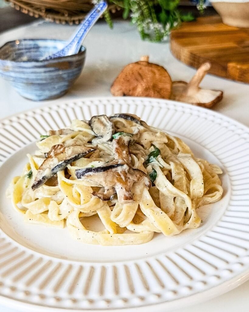 Macarrão cremoso com cogumelos fácil e rápid