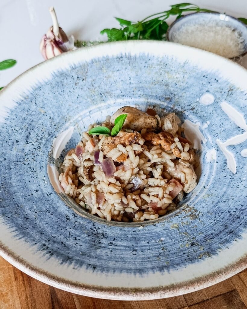 Risoto cremoso de frango, bacon e cogumelos (sem mexer)
