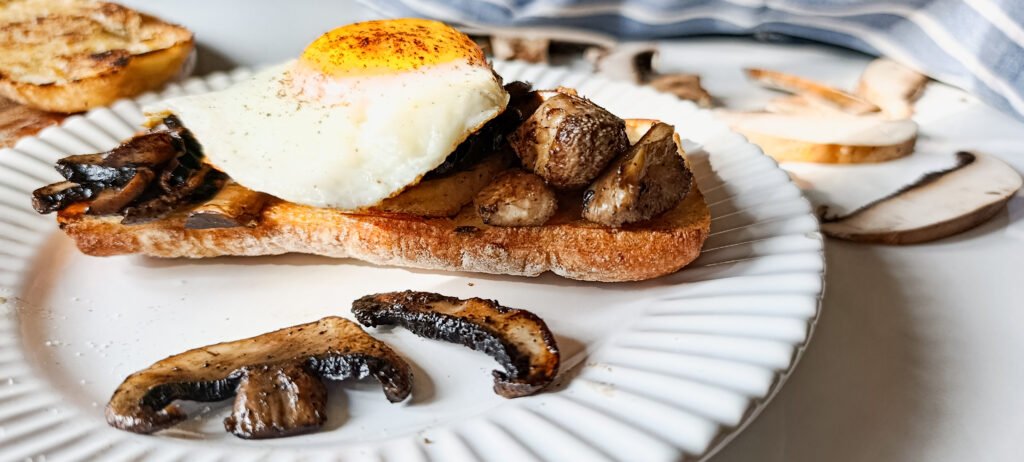 Ciabatta com cogumelos e ovo frito | Brunch simples e delicioso