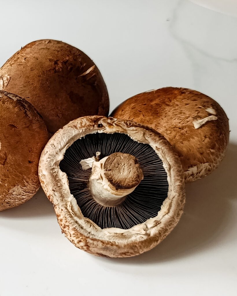 limpeza delicada de cogumelos frescos antes do preparo