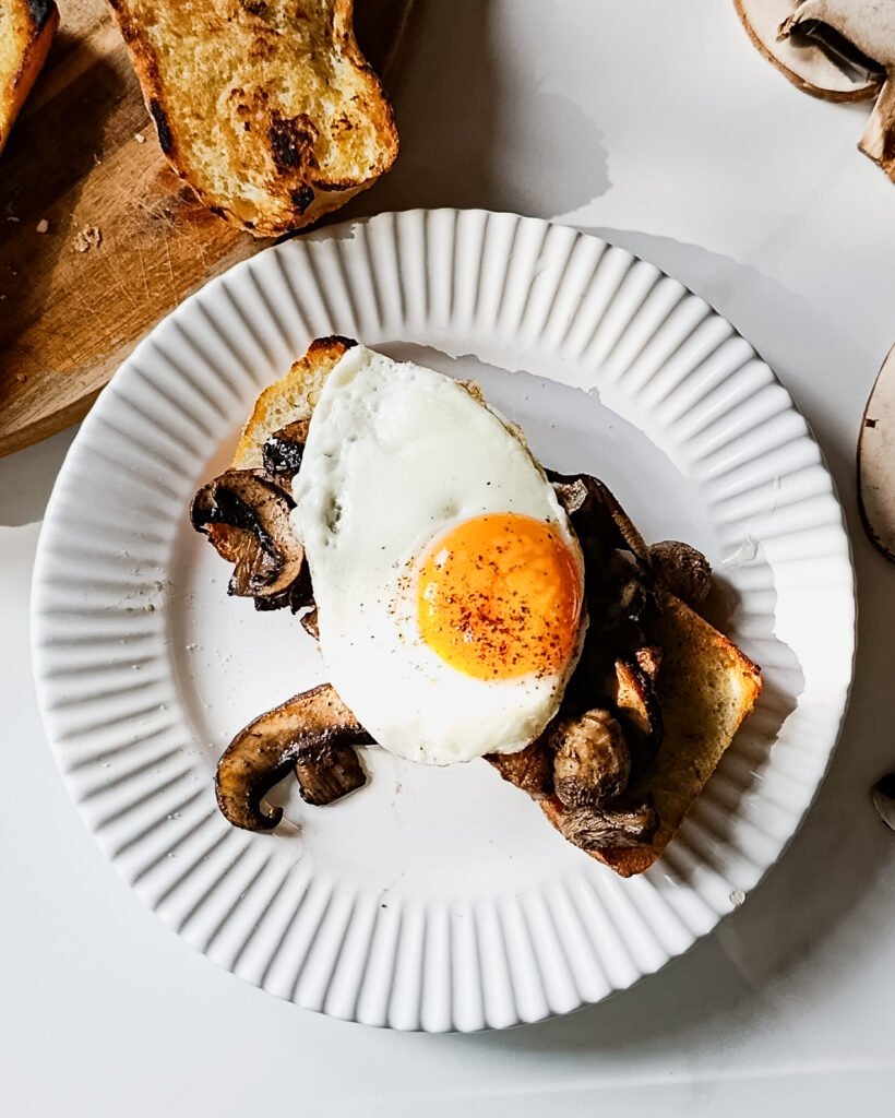 Ciabatta com cogumelos e ovo frito | Brunch simples e delicioso